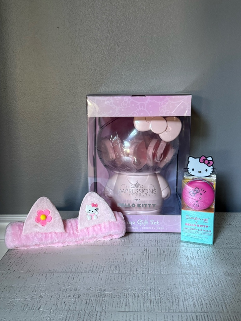 IMPRESSIONS Hello Kitty Pink Vanity Lounge Gift Set Bundle - Picture 2 of 5